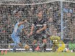 gelandang-manchester-city-ilkay-gundogan-kiri-merayakan-gol-pertama.jpg