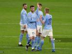 gelandang-manchester-city-kevin-de-bruyne-kanan-merayakan-dengan-kyle-walker.jpg
