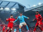 gelandang-manchester-city-phil-foden-47-berusaha-menjaga-bola.jpg