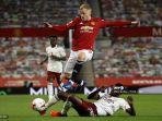 gelandang-manchester-united-belanda-donny-van-de-beek-bersaing-dengan-thomas-partey.jpg