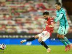 gelandang-manchester-united-bruno-fernandes-kiri-bersaing-dengan-roberto-firmino.jpg