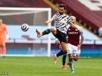 gelandang-manchester-united-bruno-fernandes-melompat-untuk-mengontrol-bola.jpg