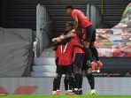 gelandang-manchester-united-bruno-fernandes-merayakan-dengan-rekan-setimnya.jpg