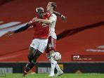 gelandang-manchester-united-paul-pogba-kiri-berduel-dengan-bek-arsenal-rob-holding-kanan.jpg