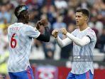 gelandang-manchester-united-paul-pogba-kiri-dengan-cristiano-ronaldo.jpg