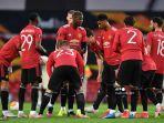 gelandang-manchester-united-prancis-paul-pogba-tengah-berbicara-dengan-rekan-setimnya.jpg