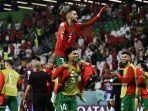 gelandang-maroko-07-hakim-ziyech-tengah-merayakan-dengan-rekan-setimnya.jpg