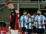 gelandang-napoli-italia-matteo-politano-belakang-c-melakukan-selebrasi.jpg