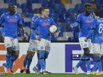 gelandang-napoli-polandia-piotr-zielinski-tengah-merayakan-dengan-rekan-satu-tim.jpg