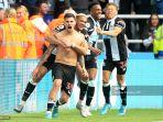 gelandang-newcastle-united-brasil-bruno-guimaraes-kiri-merayakan-dengan-rekan-satu-timnya.jpg