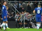 gelandang-newcastle-united-joe-willock-merayakan-gol-ke-gawang-chelsea-bersama-rekan-satu-tim.jpg