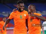 gelandang-pantai-gading-franck-kessie-kiri-merayakan-dengan-pemain-depan-pantai-gading-max-gradel.jpg