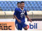 gelandang-persib-bandung-gian-zola-latihan.jpg