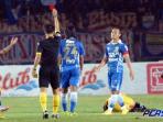 gelandang-persib-bandung-hariono-diganjar-kartu-merah_20151013_024228.jpg
