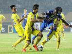 gelandang-persib-bandung-makan-konate-bawa-bola_20141106_151247.jpg