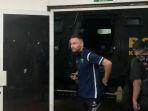 gelandang-persib-bandung-marc-klok-turun-dari-kendaraan-barakuda.jpg