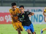 gelandang-persib-beckham-putra-menghindari-kejaran-pemain-bhayangkara-fc.jpg
