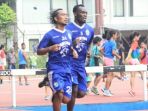 gelandang-persib-michael-essien-dan-hariono_20180308_143628.jpg