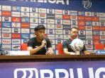 gelandang-persija-jakarta-hanif-sjahbandi-bersama-pelatihnya-thomas-doll.jpg