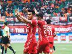 gelandang-persija-jakarta-hanif-sjahbandi-merayakan-gol-penaltinya.jpg