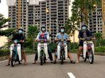 gelandang-persik-kediri-reksa-maulana-saat-memamerkan-motor-klasiknya.jpg
