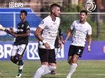 gelandang-persikabo-manahati-lestusen-dihadang-pemain-persipura.jpg