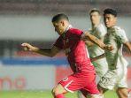 gelandang-persis-solo-alexis-messidoro-membawa-bola-ke-pertahanan-persija-jakarta.jpg