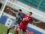 gelandang-persis-solo-alexis-messidoro-merah-berduel-dengan-pemain-borneo-fc.jpg