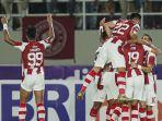 gelandang-persis-solo-sutanto-tan-22-merayakan-kemenangan-timnya-di-liga-1-2023.jpg