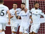 gelandang-polandia-leeds-united-mateusz-klich-tengah-merayakan-gol.jpg