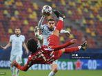 gelandang-portugal-atletico-madrid-joao-felix-kiri-bersaing-memperebutkan-bola.jpg