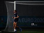 gelandang-prancis-adrien-rabiot-joging-selama-sesi-latihan-di-stadion-nandor-hidegkuti.jpg