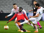 gelandang-prancis-lille-bamba-berduel-dengan-pemain-ac-milan.jpg