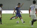 gelandang-psis-semarang-flavio-mencoba-melepaskan-tembakan.jpg