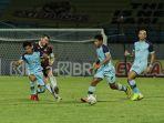 gelandang-psm-makassar-wiljan-pluim-dihadang-tiga-pemain-persela-lamongan.jpg