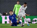 gelandang-real-madrid-casemiro-kanan-berduel-dengan-gelandang-chelsea-christian-pulisic.jpg