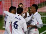 gelandang-real-madrid-casemiro-kiri-merayakan-dengan-rekan-satu-tim-setelah-mencetak-gol.jpg