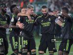 gelandang-real-madrid-federico-valverde-bernomor-punggung-15-melakukan-selerbasi-dengan-rekannya.jpg