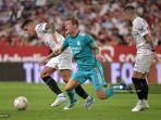 gelandang-real-madrid-toni-kroos-tengah-dijatuhkan-pemain-sevilla.jpg