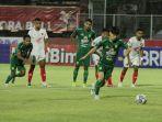 gelandang-serang-persebaya-surabaya-taisei-marukawa-mengeksekusi-tendangan-penalti.jpg