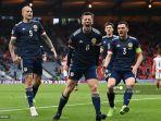 gelandang-skotlandia-callum-mcgregor-tengah-melakukan-selebrasi-setelah-mencetak-gol.jpg