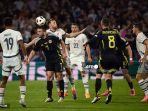 gelandang-skotlandia-john-mcginn-berebut-bola-dengan-bek-swiss-silvan-widmer.jpg
