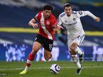 gelandang-southampton-che-adams-bersaing-dengan-bek-leeds-united-pascal-struijk.jpg