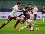 gelandang-spanyol-ac-milan-brahim-diaz-mengalahkan-bek-italia-torino-alessandro-buongiorno.jpg
