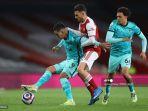 gelandang-spanyol-arsenal-dani-ceballos-tengah-bersaing-memperebutkan-bola.jpg