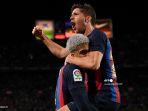 gelandang-spanyol-barcelona-sergi-roberto-kanan-merayakan-dengan-ronald-araujo.jpg