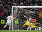 gelandang-spanyol-daniel-olmo-kiri-melakukan-tendangan-penalti.jpg