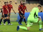 gelandang-spanyol-ferran-torres-kanan-merayakan-gol-pertamanya.jpg
