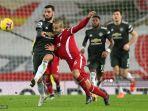 gelandang-spanyol-liverpool-thiago-alcantara-tengah-memperebutkan-bola.jpg