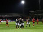 gelandang-spanyol-manchester-united-juan-mata-merayakan-dengan-rekan-satu-timnya.jpg